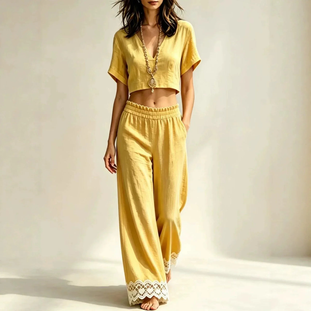 Conjunto de Top Corto y Pantalones con Encaje