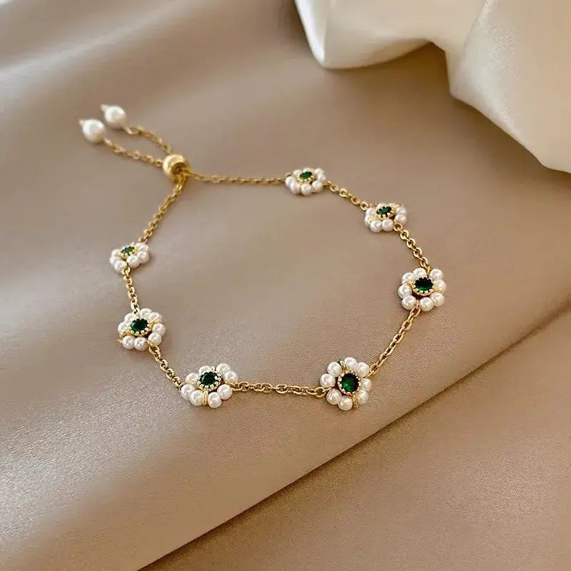 Pulsera dorada inspirada en una margarita con cristales verdes